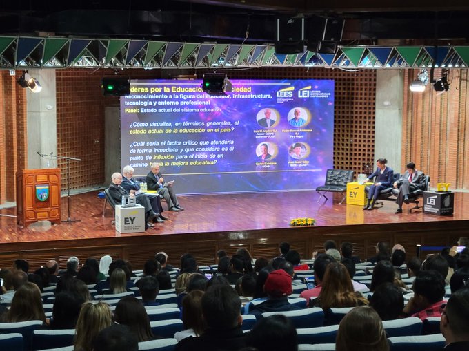 FeyAlegriaVE's tweet photo. Educar es dar lo mejor de ti a tu país para su crecimiento y para ello es importante tener docentes y escuelas para educar a nuestra gente. Carlos Calatrava, Director de la Escuela de Educación de la #UCAB. #AlianzaPorLaEducación https://t.co/HOkSpwe4dC