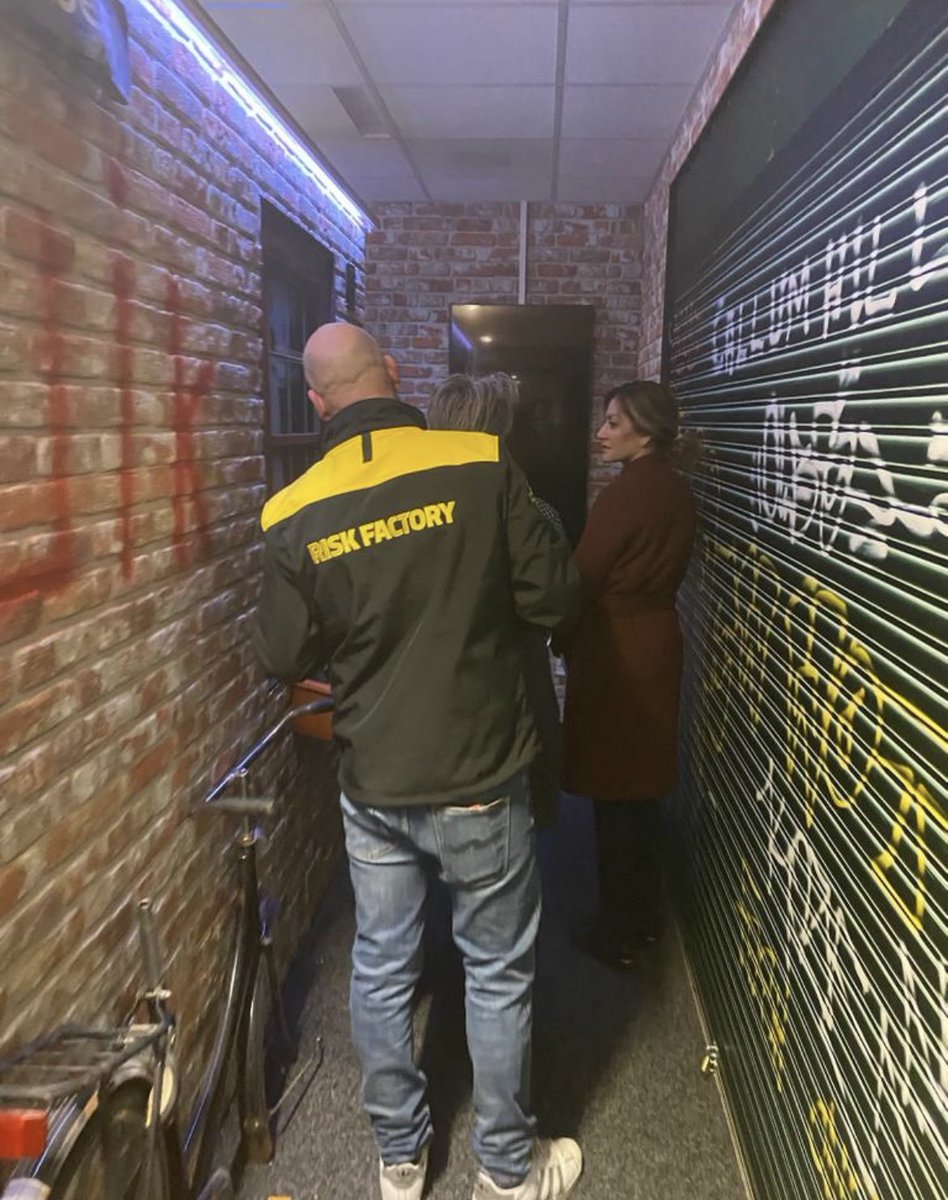 Iedereen zou eens moeten ervaren hoe lastig het is om hulp te verlenen omringd door agressieve omstanders. 
Dan laat je het wel uit je hoofd je met hulpverleners te bemoeien. 

Bij de <a href="/RiskFactoryNL/">Risk Factory Twente</a> leren kinderen allerlei risicovolle situaties het hoofd bieden. Geslaagd! 🎉🎉🎉