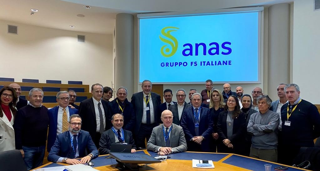 FitCisl's tweet photo. #14dicembre #Anas, sottoscritto il rinnovo Ccnl 2022-2024, che prevede nuove assunzioni, aumento economico e bonus welfare. Avviare adesso percorso per la firma di un protocollo per la #sicurezza con 
@inail_gov e sindacato
@salvopellecchia @fsitaliane
  👉https://t.co/DpG7EWYPl0 https://t.co/AzX7AMy2Dn