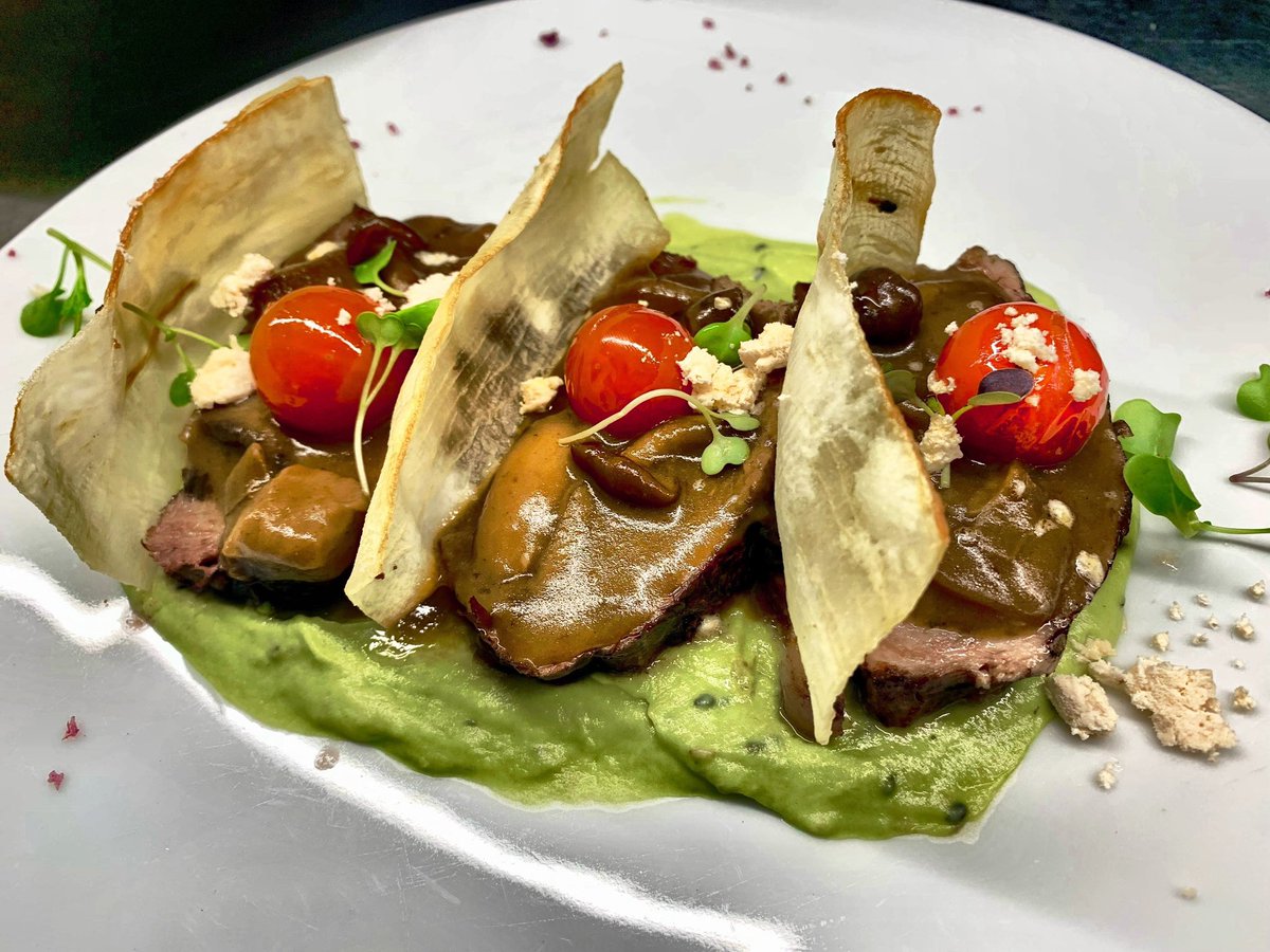 VoladorPa's tweet photo. La nostra versió del #fricando de vedella, amb #paté de #broccoli i #cruixent de #iuca Que bé que senten els #platsdecullera i la #cuinadesempre @restaurantpavolador #menudiario #figueres #vilatenim https://t.co/KKhU4lzWNb