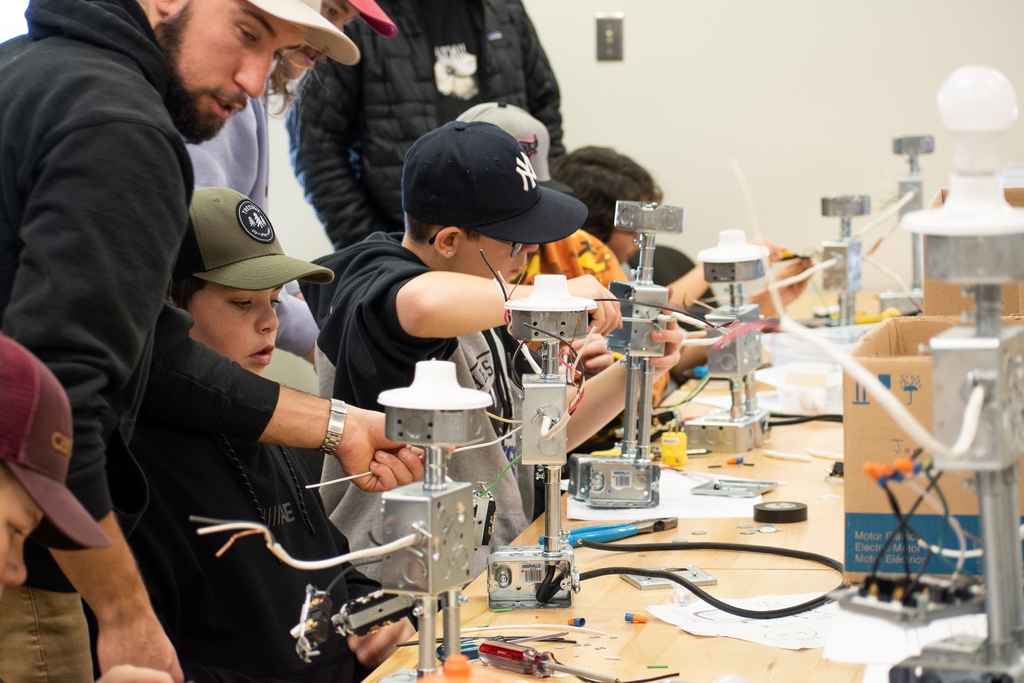 To learn a trade is to experience it! Students from Parkside School built their own robots this week with the help of MHC's 3rd year electrical apprenticeship students 🤖