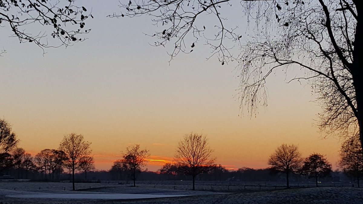 ALageschaar's tweet photo. #sunset tonight #oldenzaal @Tim_Zijlstra1 @StormchaserNL @AnitavVoorst @70_carina @Jetty1106 @Art_of_thunders @MeteoRoodescho1 @GiovanBernebeek https://t.co/5fZYH6LSFo