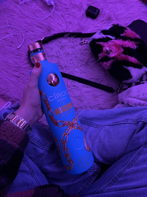 this bottle has been through years &amp; still going 😹 https://t.co/axJ7QvXo5S<a href="/tag/lanadelrey"class="tags"><span>#lanadelrey</span></a>