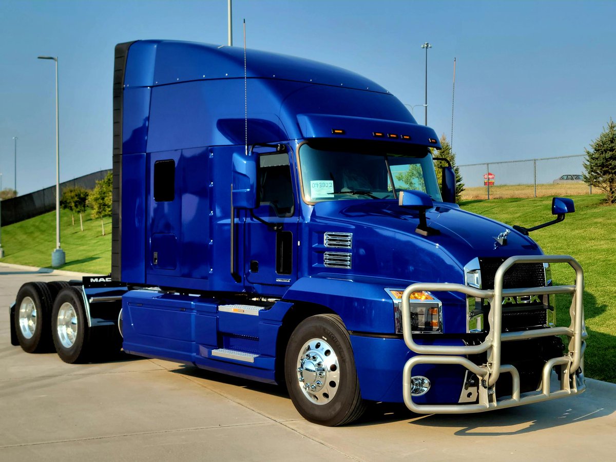 RDOTruckCenters's tweet photo. Congratulations to New Generation Transportation on the purchase of their new 2023 Mack Anthem. Who else loves this Cobalt Blue color?! 🙌 

#2023mackanthem #mackanthem #mackbulldog #bluetruck #truckdriver #semitruck #omahane https://t.co/xWeEQ5IFwY