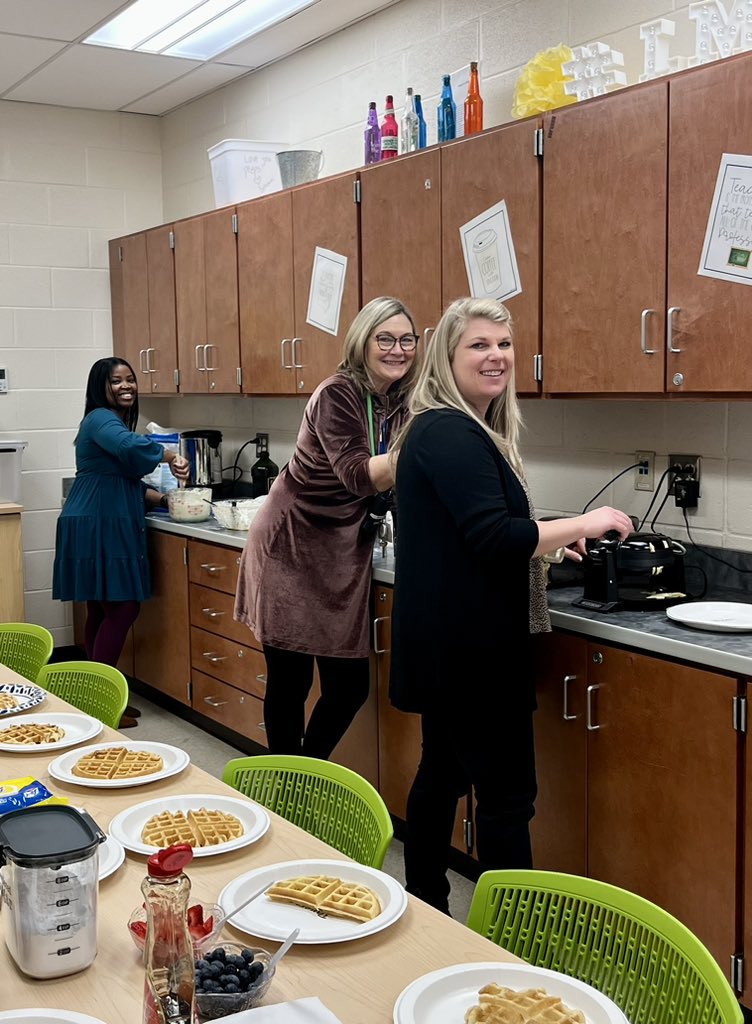 Principal_Lundy's tweet photo. It was Waffle Wednesday at LMES and I need a nap! JK 😊 So happy to have the opportunity to serve our amazing staff this morning! @LyonsMill @LindaMMacleod @SamanthaMaile #ChristmasCountdown https://t.co/8jDU77dvnX