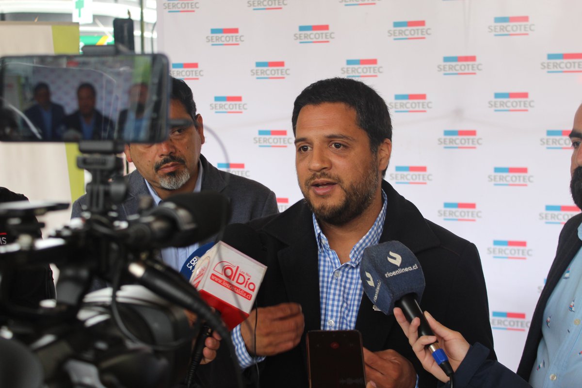sercoteclosrios's tweet photo. Hoy tuvimos punto de prensa para anunciar el #CapitalSemilla en conjunto a @vocerialosrios @FOSIS_LosRios y @fomentolosrios. Son 200 millones de pesos a repartir para ideas de emprendimientos en la #RegiondelosRios. 
Aquí dejamos el link para postular 👇 https://t.co/cvNaSX7EPD https://t.co/rWgqNugbp4