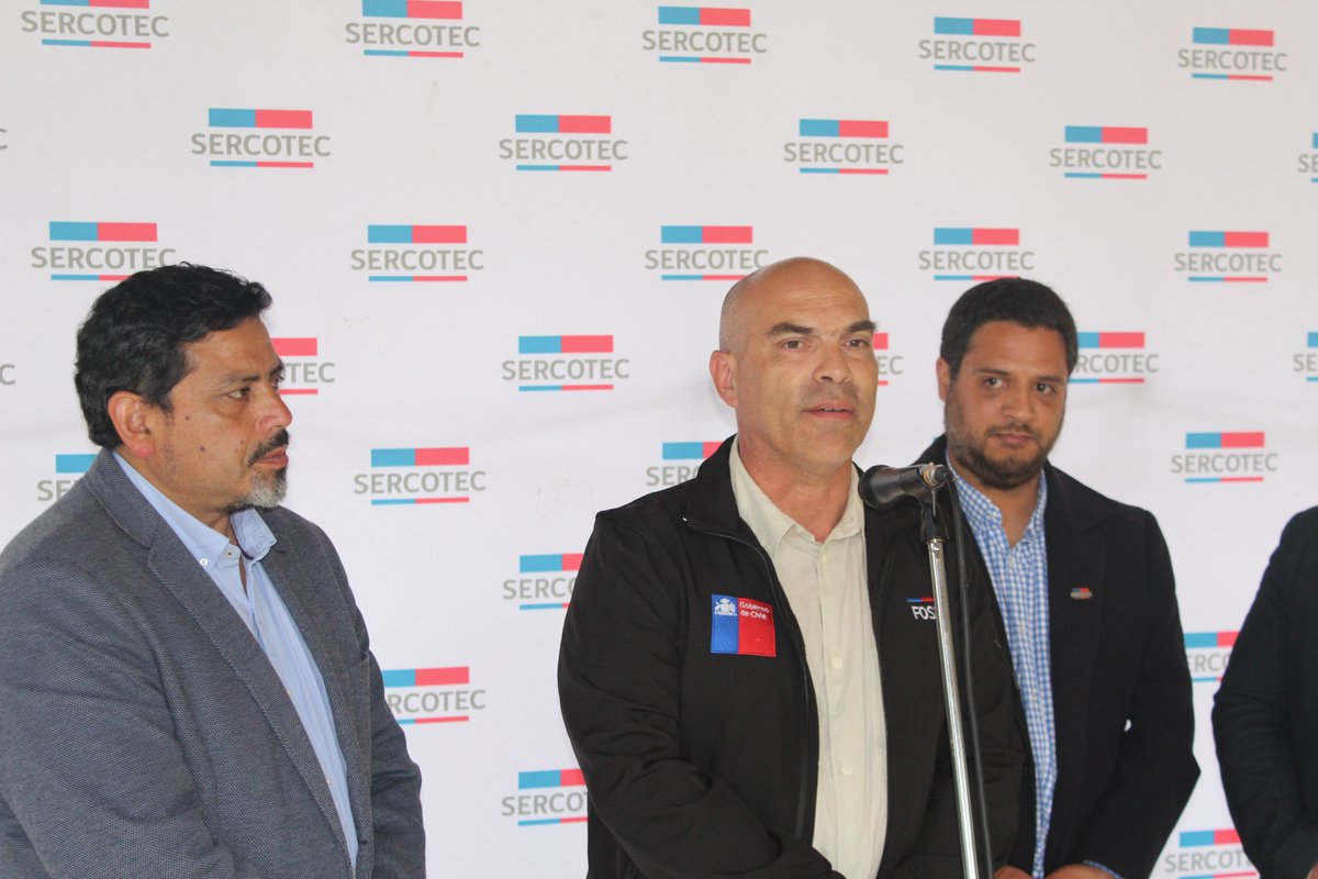 sercoteclosrios's tweet photo. Hoy tuvimos punto de prensa para anunciar el #CapitalSemilla en conjunto a @vocerialosrios @FOSIS_LosRios y @fomentolosrios. Son 200 millones de pesos a repartir para ideas de emprendimientos en la #RegiondelosRios. 
Aquí dejamos el link para postular 👇 https://t.co/cvNaSX7EPD https://t.co/rWgqNugbp4
