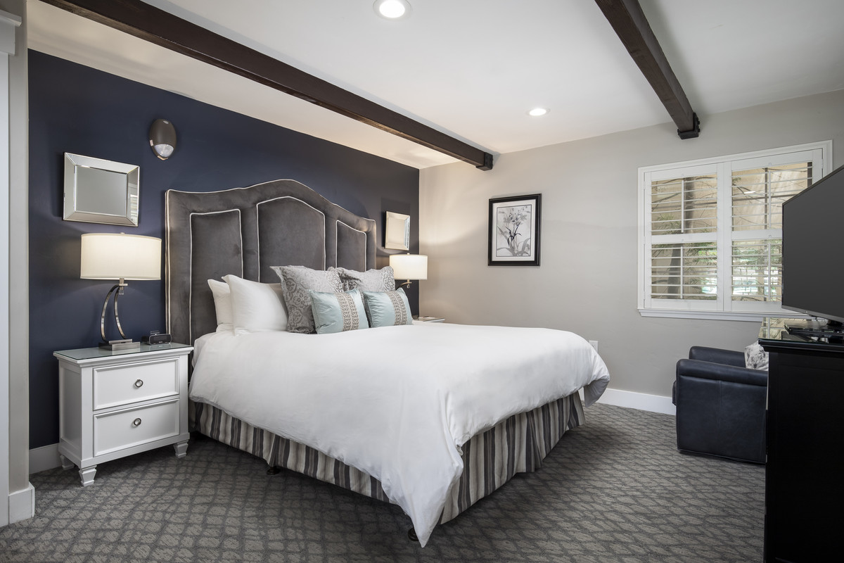 InnsBTS's tweet photo. Find your happy place at the Candle Light Inn. Soak up its modern charm with your favorite person on your next #vacation. Why not treat yourself to a New Year’s getaway with Inns-by-the-Sea? https://t.co/yqyCJM21AV https://t.co/TSol8eqz7X
