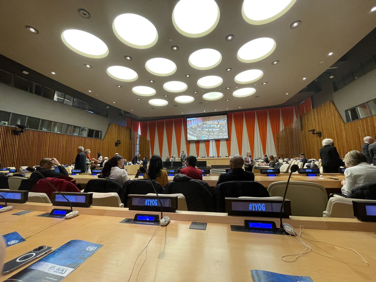 AssociationUstv's tweet photo. Debut de la cérémonie de clôture de l'année internationale du verre 2022 Nations Unis New York 
#InternationalYearofGlass #iyog2022 #yearofglass #glass #glasslovers #verre #cristal #savoirfaire #GlassyAge #anneeduverre #ipgp #CNRS https://t.co/Uh4XWDER3r