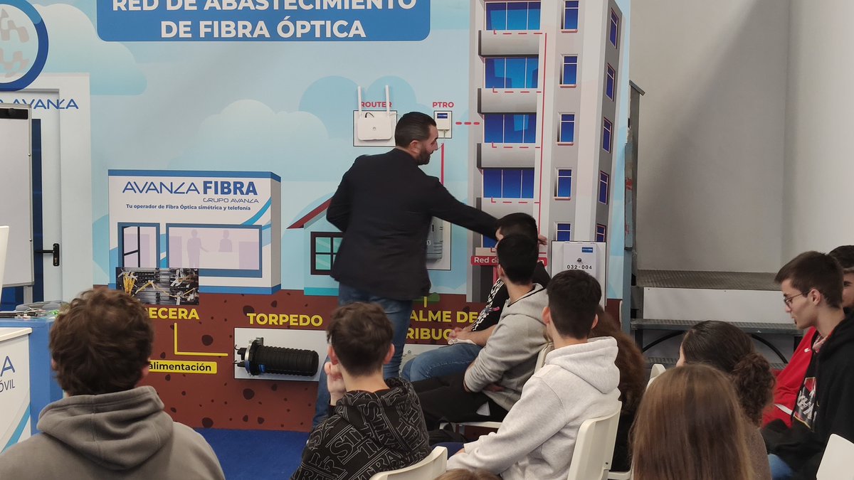 VirgendelPasico's tweet photo. Los alumnos de digitalización y ofimática de @VirgendelPasico han disfrutado de la vista a @avanza_ing empresa líder en📡Ingeniería y Consultoría de #Telecomunicaciones. Expertos en despliegue de redes de #fibraóptica #FTTH, #FTTN, #backhaul,#wifi, #4G y #5G.
Mil gracias¡
#pasico https://t.co/MsTCEOK54I