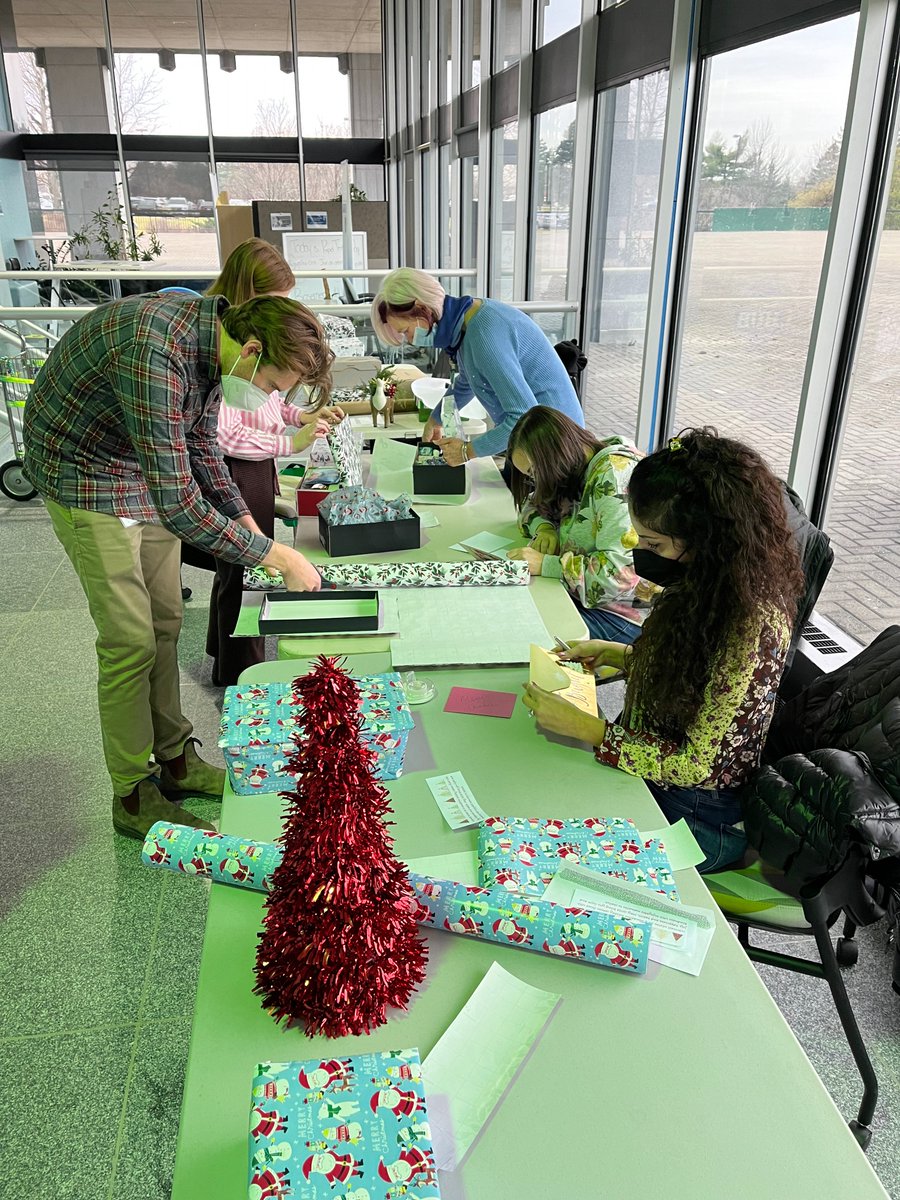 CSBHC2__DGSGSC2's tweet photo. Le BSMA de la DGSG a organisé un événement fantastique pour l'#OpérationBoiteÀChaussures la semaine passée! Nos 38 merveilleux participants ont donné et emballé un total de 55 boîtes à chaussures remplies de produits essentiels pour les femmes dans le besoin.
@shoeboxcanada https://t.co/oDlIu5DNf5