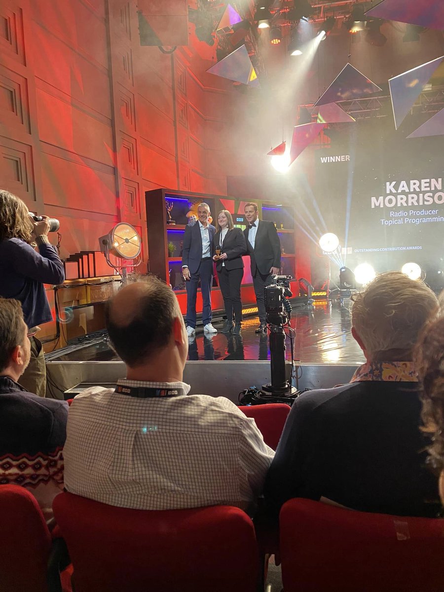 An superstar againn fhìn - Karen Mhoireasdan a bhuanniach duais ‘Outstanding contribution’ aig a BhBC. Seo i ann an Lunnainn a’ togail an duais còmhla ri Scott Mills (Radio 2 DJ) agus Tim Davies (BBC Director General). Meal do naidheachd a' Kharen 🥳🏆🎉🤩