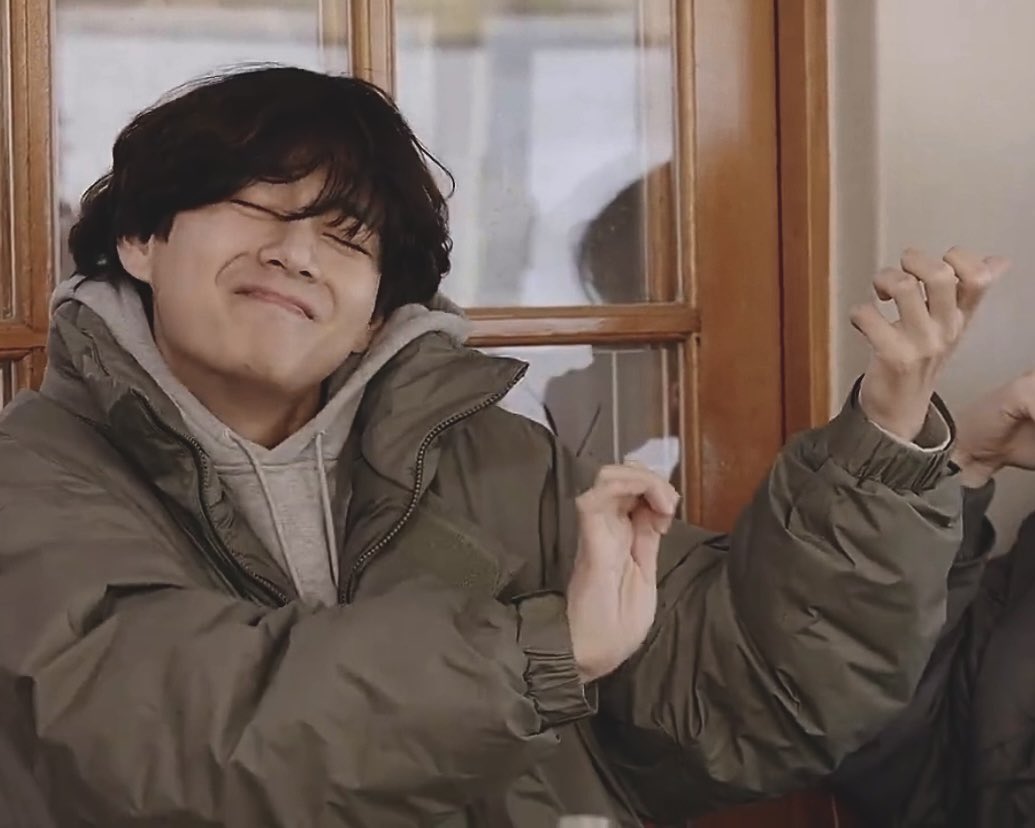 DailylofV's tweet photo. I love this taehyung🫶🏻 https://t.co/bbIUzqMutQ