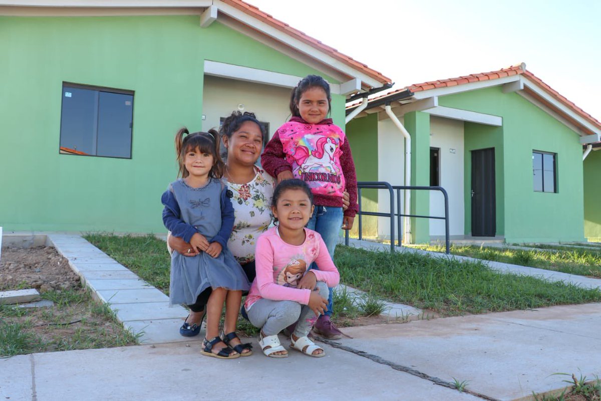 pereiraolmedo's tweet photo. Agradezco también al gran equipo de trabajo del @muvhpy y del programa #CheTapyi, financiado con fondos de @TW_Paraguay, que trabajaron y siguen trabajando para mejorar la calidad de vida de miles de paraguayos con una vivienda digna. https://t.co/z3YkHGsaQ5