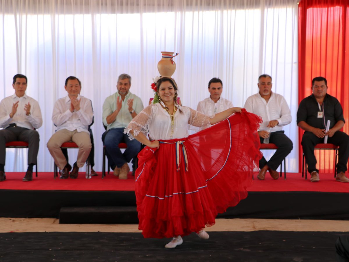 pereiraolmedo's tweet photo. Agradezco también al gran equipo de trabajo del @muvhpy y del programa #CheTapyi, financiado con fondos de @TW_Paraguay, que trabajaron y siguen trabajando para mejorar la calidad de vida de miles de paraguayos con una vivienda digna. https://t.co/z3YkHGsaQ5