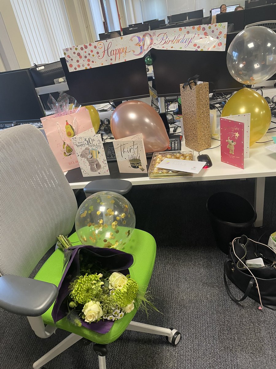 LizzieStarr11's tweet photo. Best Colleagues ever! ๐
#thirty #birthdayatwork https://t.co/fl1tnQB4RM