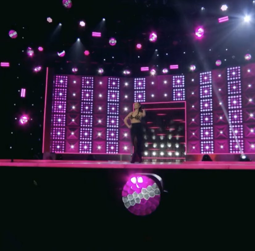 mascarayde's tweet photo. okay but can we talk about THE NEW STAGE LIGHTING EXCUSE ME?!? https://t.co/lGycXLDAiE
