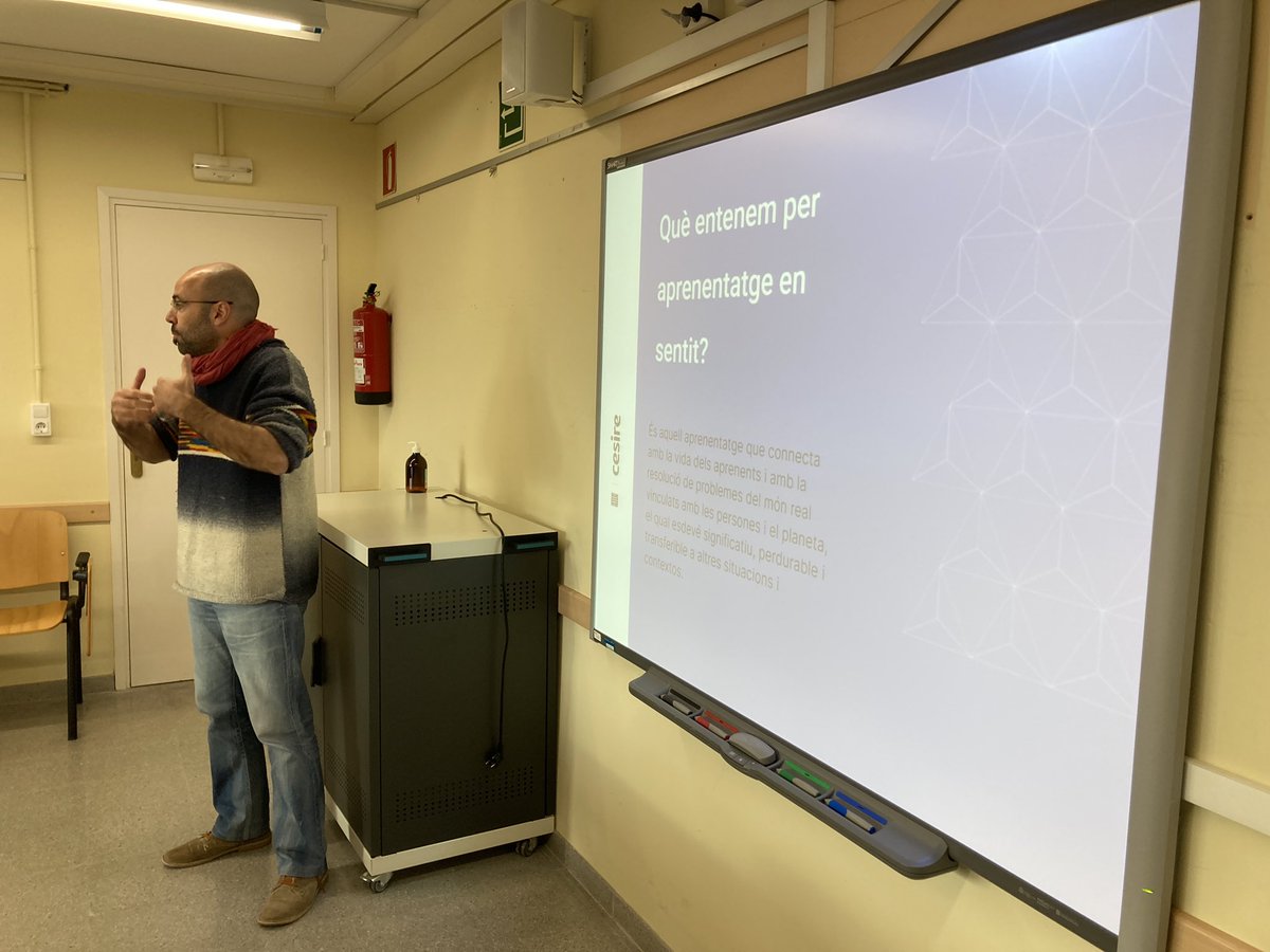 crpselva1's tweet photo. Sessió molt profitosa al seminari Compartim direccions de primària!Gràcies @vicalegre per aclarir i explicar-nos el projecte EAS @cesirecat, molt interessant☺️I gràcies @SandraCoromina per compartir temes d’interès comú i del dia a dia a centres @SEiXarxes @RafelEster https://t.co/NOTytwq1ae