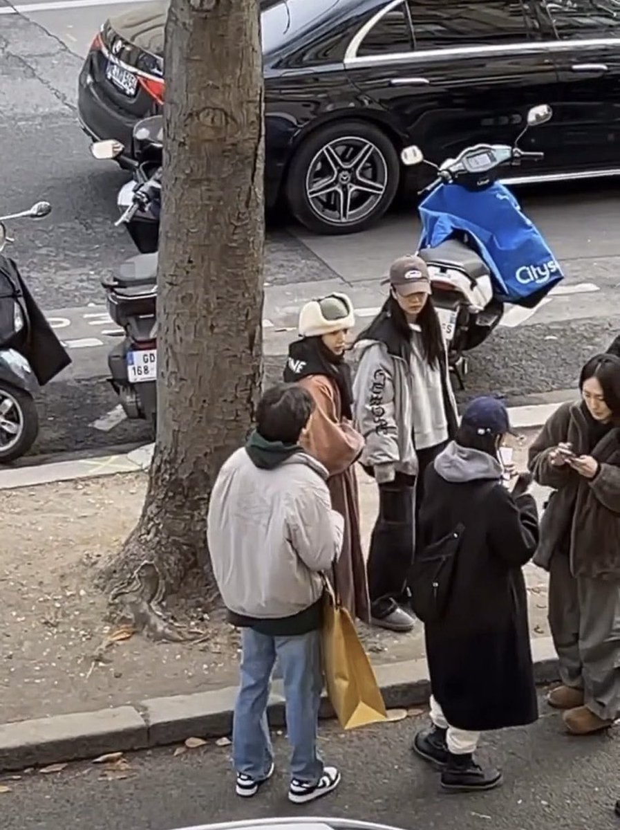 lisoopix's tweet photo. lisoo please give us a paris vlog 😭 https://t.co/APOD0xhgOK