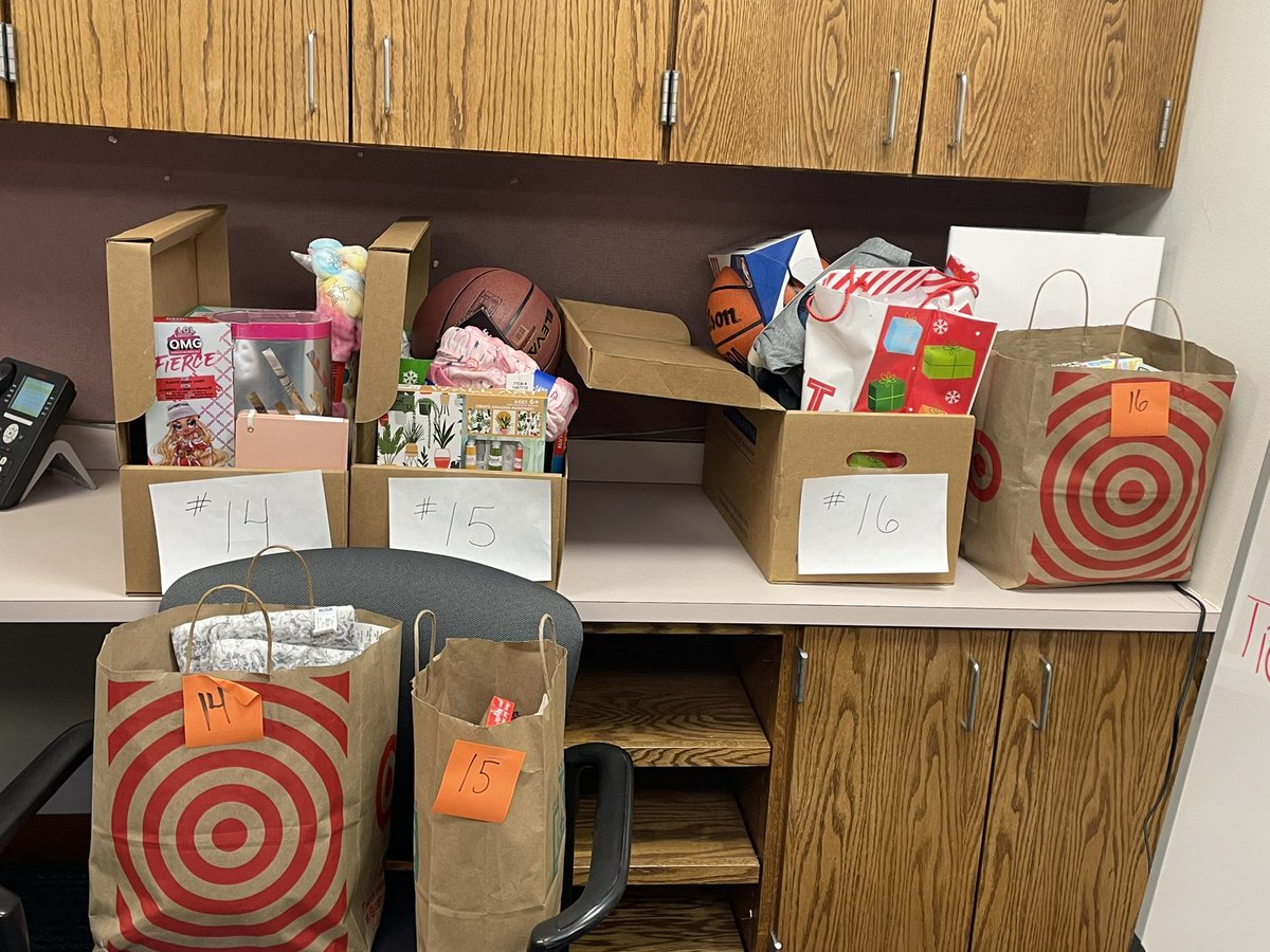 MRELunchBunch's tweet photo. Our biggest MRE family holiday donation drive yet! With the help of so many kind and generous hearts, we are able to provide gifts, toiletries, hats, gloves and scarves for 34 students 💚♥️ https://t.co/FO1cR09AYP