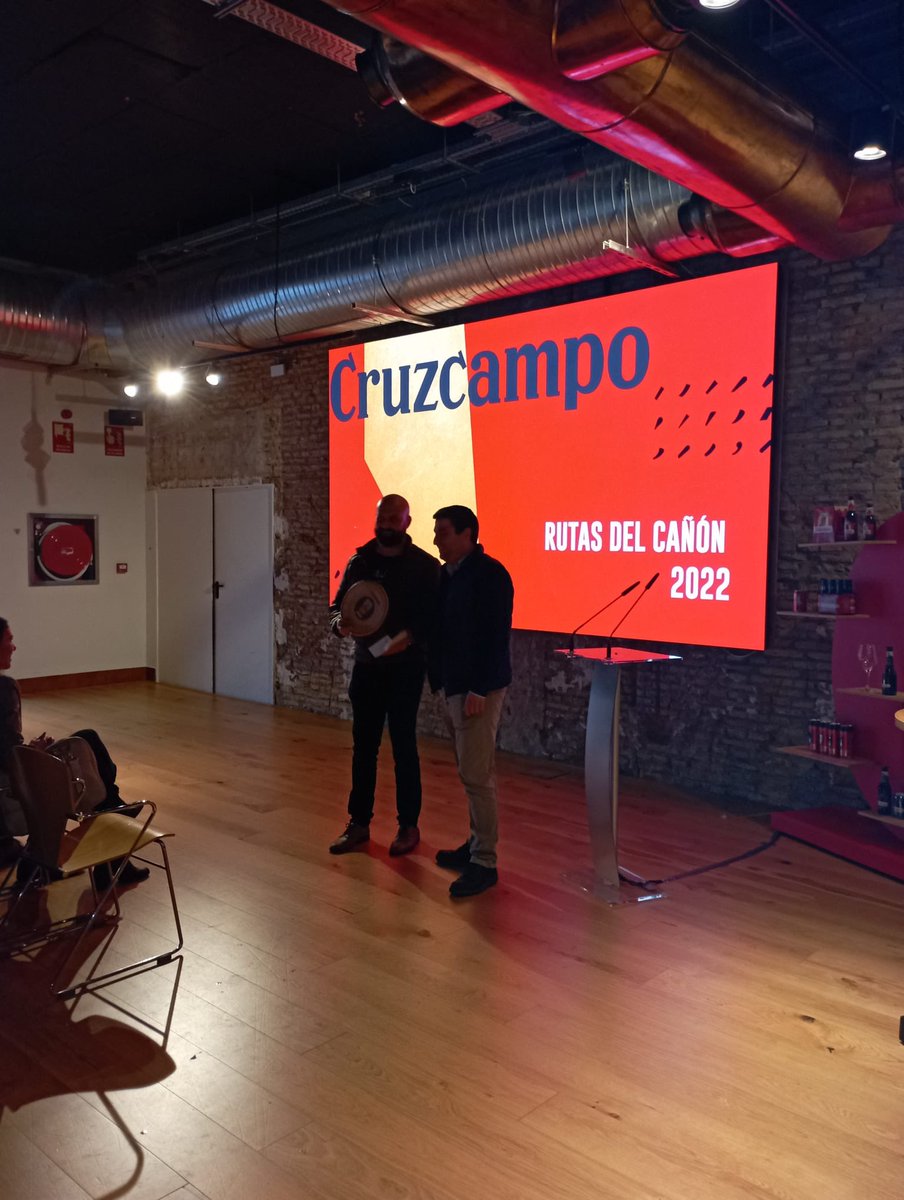 timbrealhambra's tweet photo. Hoy hemos recogido el premio al mejor cañón 2022 de nuestra ruta. Gracias @Cruzcampo https://t.co/Q9cgUIVwDz