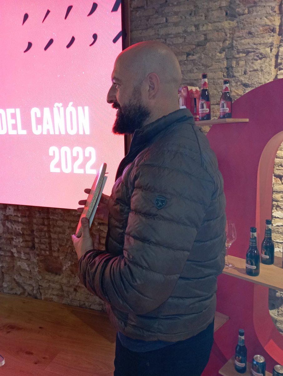 timbrealhambra's tweet photo. Hoy hemos recogido el premio al mejor cañón 2022 de nuestra ruta. Gracias @Cruzcampo https://t.co/Q9cgUIVwDz