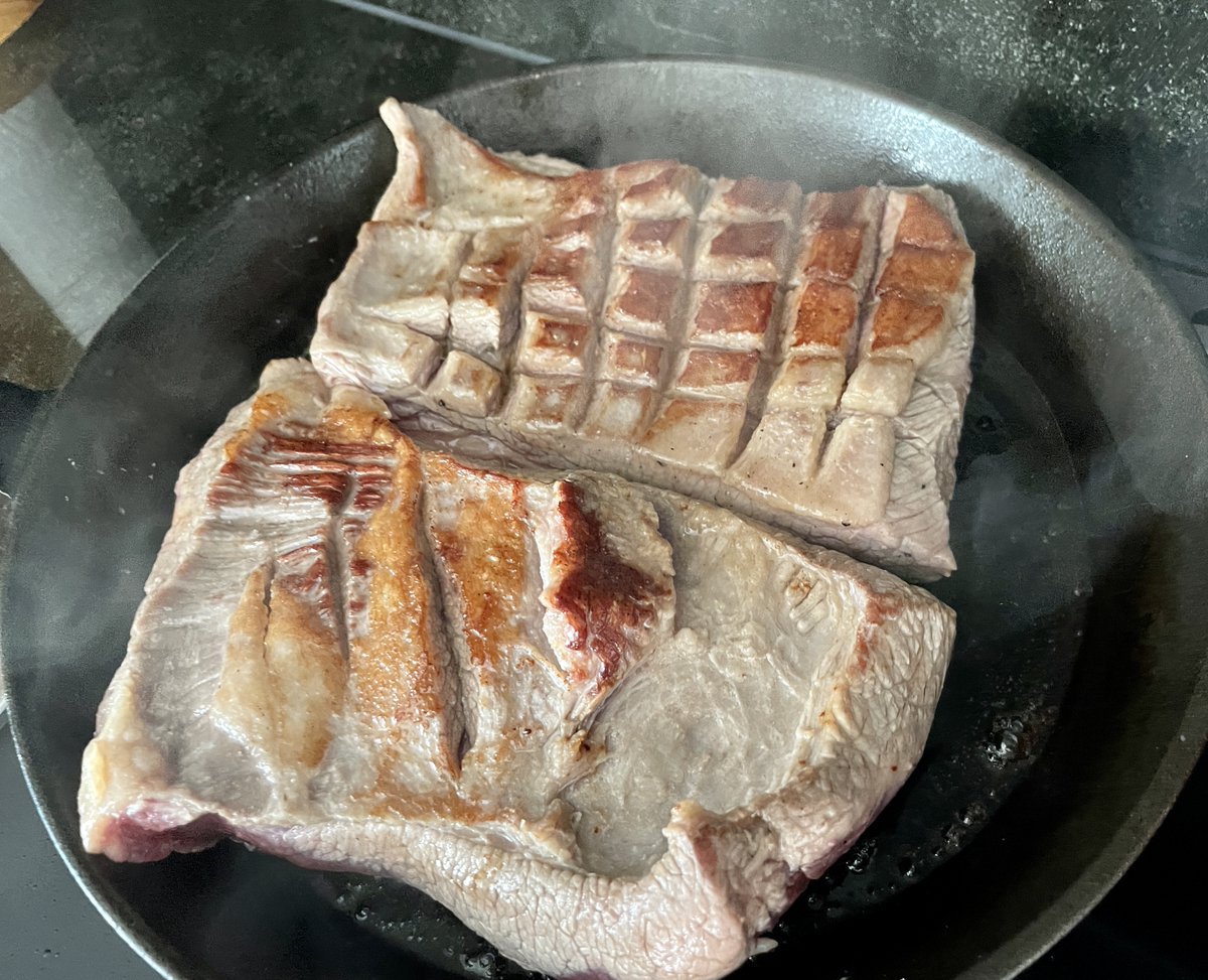 orsolya_health's tweet image. Quick frying #brisket for #pulledbeef ❤️
