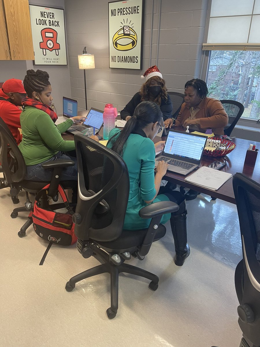 The first grade teachers at <a href="/UsherCollierES/">Usher-Collier ROAR</a> were actively engaged in the #MeontheMAP session! We analyzed student data, created instructional groups, &amp; identified phonics skills &amp; resources to support students based on the skills! <a href="/WeemsLiteracy/">A. Weems</a> @DrSpurley  #DataDrivenFocus