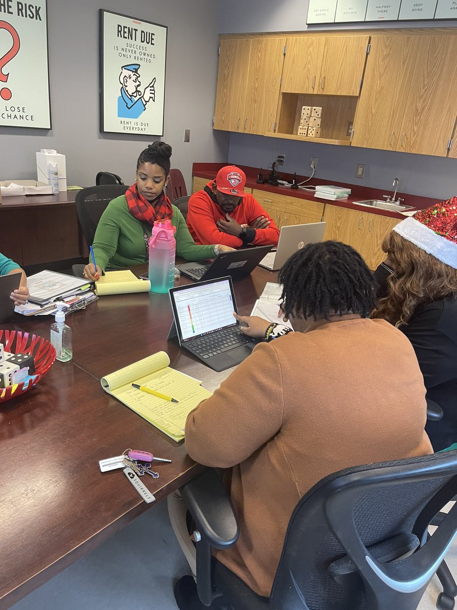 DeseriaWalker's tweet image. The first grade teachers at @UsherCollierES were actively engaged in the #MeontheMAP session! We analyzed student data, created instructional groups, &amp;amp; identified phonics skills &amp;amp; resources to support students based on the skills! @WeemsLiteracy @DrSpurley  #DataDrivenFocus