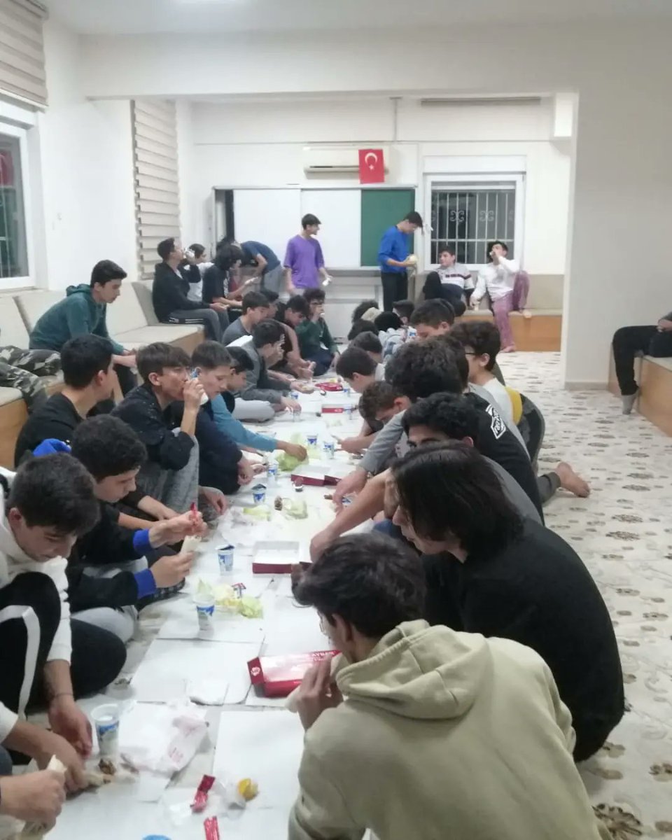 Nurullah Bilgili kardeşimizin anlatımıyla Antalya Anadolu İmam Hatip Lisesi nde Akaid derslerimiz devam ediyor. Programdan sonra çiğ köfte ikramı eşliğinde hasbihal ettik.
Allah'a ve Rasulüne gönülden bağlı bir gençlik için

#GençHareketAntalya