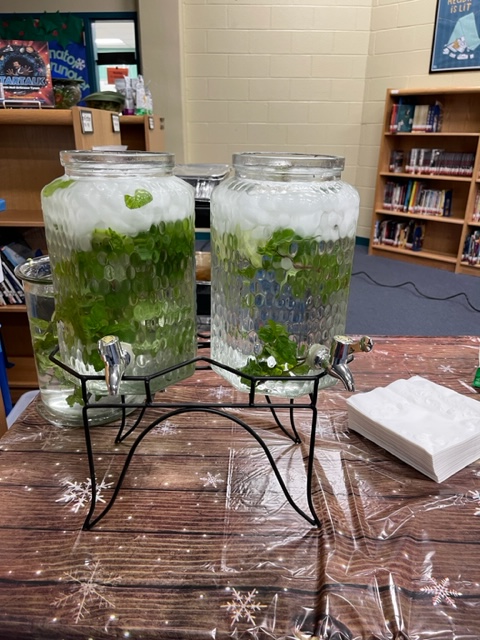AcornSkyhawk's tweet photo. From Garden to Table once more. Provided Salads for our wonderful teacher luncheon. Thank you @WholeFoods #SkyhawkPride  #SkyhawkCheer Thank you @Vgrona1 for making the salas using our harvest &amp; @SonnenMartinez for your help!  @NISDStinson @msmluna13 #CaminoLane #collaborators https://t.co/e7RzVK95At