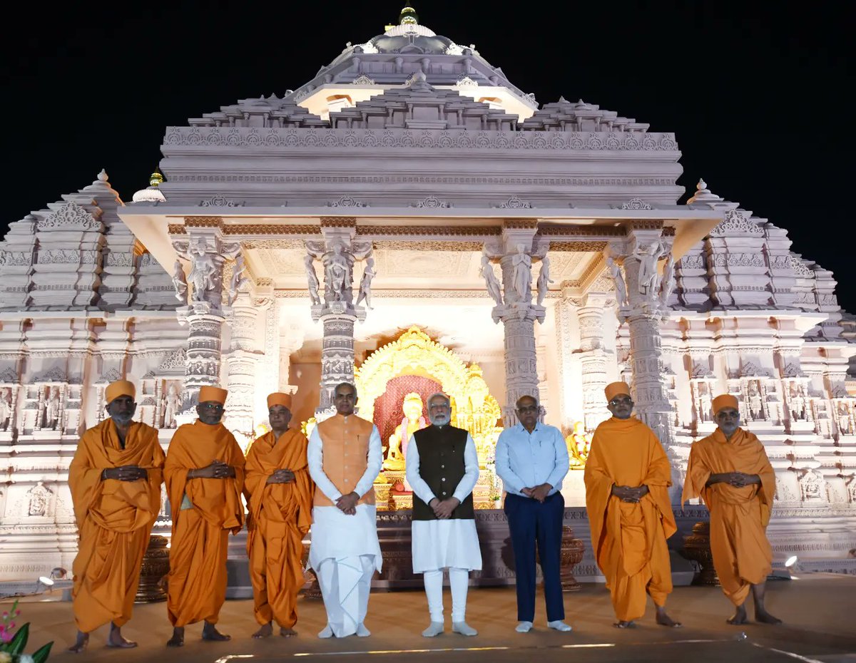 માન.વડાપ્રધાનશ્રી <a href="/narendramodi/">Narendra Modi</a> સાહેબ અને મહંત સ્વામી મહારાજજી દ્વારા હાથમાં કળશ સાથે વિધિવત રીતે ભગવાન સ્વામિનારાયણના પાંચમા આધ્યાત્મિક અનુગામી એવા વિશ્વવંદનીય સંતવિભૂતિ પરમ પૂજ્ય શ્રી પ્રમુખ સ્વામી મહારાજજીની જન્મ શતાબ્દી મહોત્સવ કાર્યક્રમની શરૂઆત કરવામાં આવી.