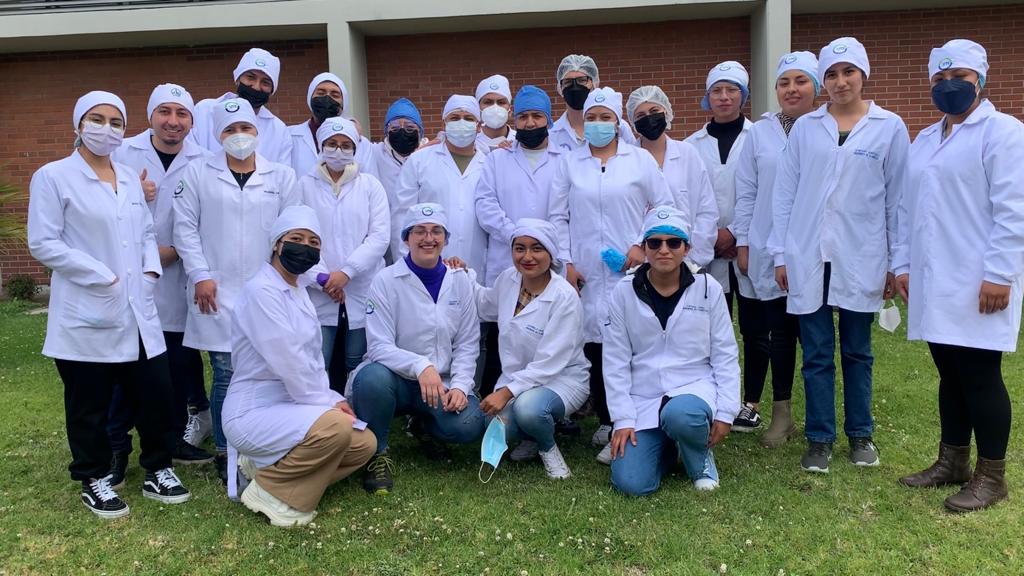 FciiUte's tweet photo. #FCIIUTE| ¡El día de hoy nuestros alumnos de cuarto y sexto semestre de la carrera de Ingeniería en Alimentos, visitaron la empresa Pronaca S.A., como parte de las asignaturas de Procesamiento de Productos de Origen Animal y Microbiología de Alimentos.🧪
#AlimentosUTE https://t.co/WvrB2xNGXc