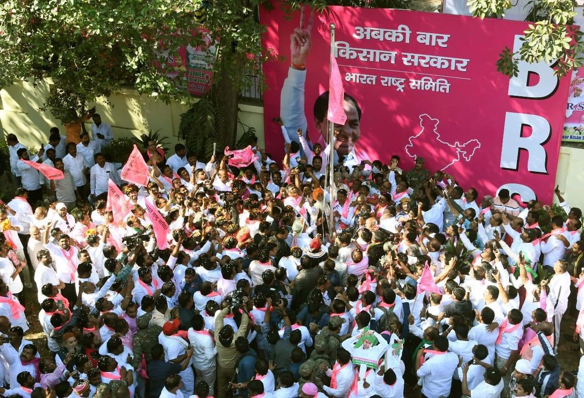 yadavakhilesh's tweet photo. इस बार किसान और नौजवान की सरकार! https://t.co/dmN1Wpy53d