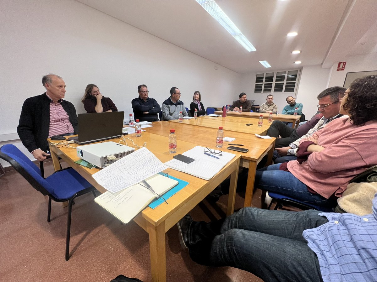 gonz_zapater's tweet photo. Reunión del grupo técnico de la Mesa del Tomate presentando el proyecto de investigación sobre el Viris Rugoso del Tomate @imida_murcia @CEBAS_PV @Mregule @RM_Agua https://t.co/WeeRNaTlpp