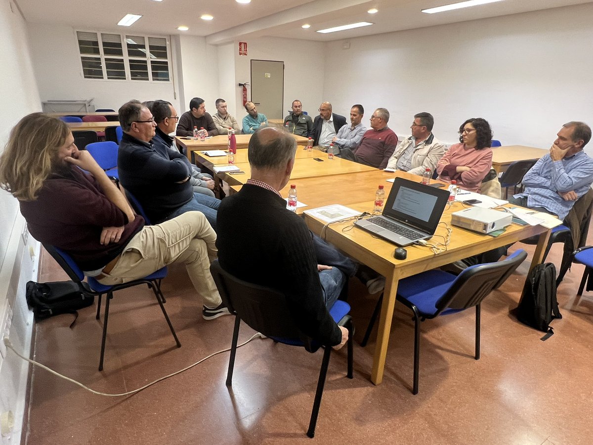 gonz_zapater's tweet photo. Reunión del grupo técnico de la Mesa del Tomate presentando el proyecto de investigación sobre el Viris Rugoso del Tomate @imida_murcia @CEBAS_PV @Mregule @RM_Agua https://t.co/WeeRNaTlpp