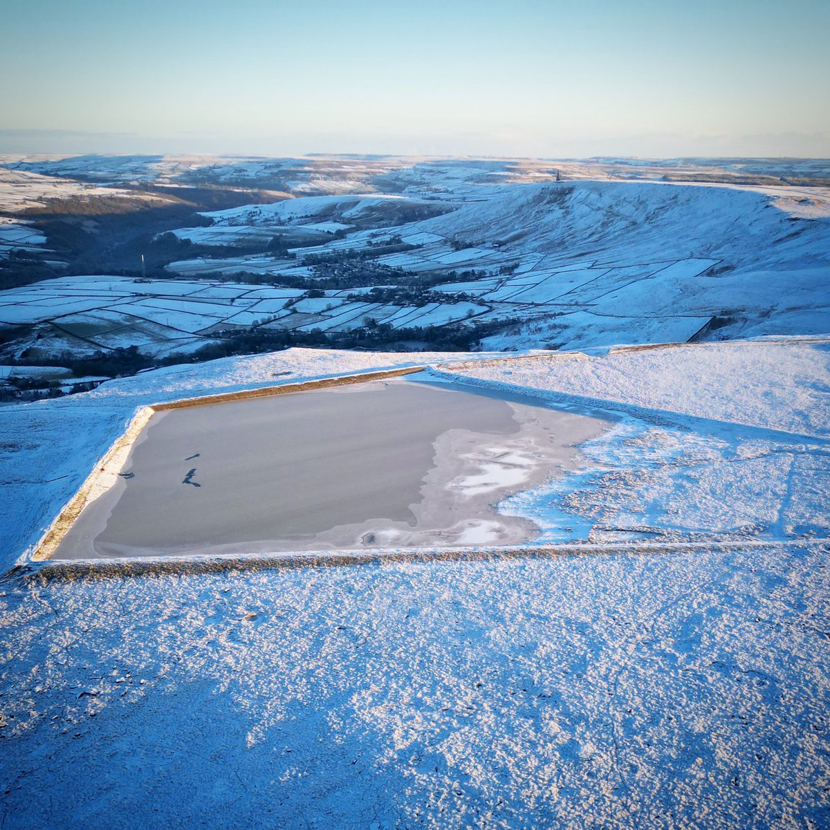Gaddings dam at dawn with <a href="/papervisionfilm/">Paper Vision Films</a> for some more wild swimming filming. Lump hammers and axes needed to break the 3 inch ice!⁣
⁣
-7 degrees and the <a href="/dji/">Dji</a> ⁣mini 3 pro did as described an operated very well in sub-zero temperatures.
⁣
#wildswimming #ice #djimini3