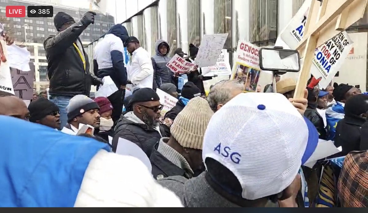 MarkBareta's tweet photo. It is interesting to see how Camerounese have also gathered to see their President while Ambazonians gathered to protest the killings of Ambazonians by Camerounese President. US security officers are guarding and separating both countries citizens to prevent a free for all fight https://t.co/bKn8l5GAfI