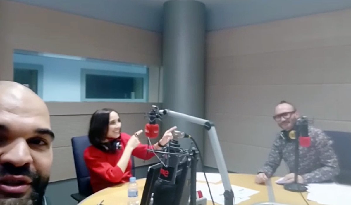 Fantástico y divertidísimo duelo musical “2 a las 2” anoche en @GD_RNE con <a href="/JuliaVarela__/">Julia Varela</a> y <a href="/leonbonvivant77/">MIGUEL CAAMAÑO</a> . Fue todo un placer la visita, lo pasé genial, muchas gracias.
¡Queda abierta la revancha!
rtve.es/play/audios/ge…