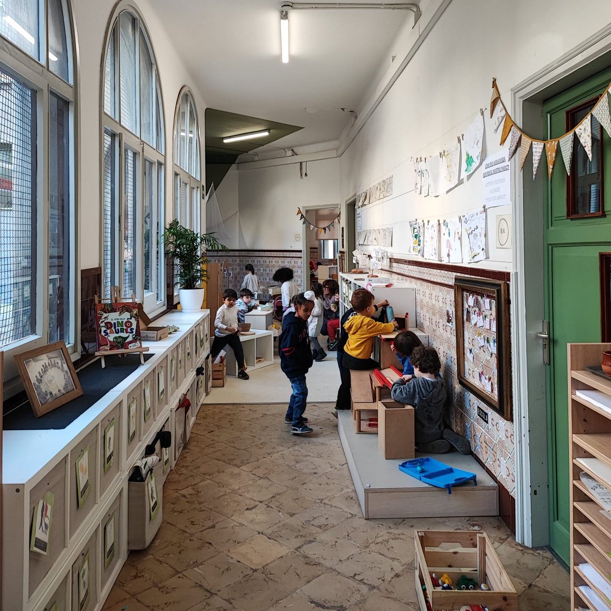 consorciedubcn's tweet photo. 🎒La Conferència Final del projecte #ECASS ha arrencat avui amb 3 itineraris simultanis de visites a escoles i equipaments de la ciutat per conèixer sobre el terreny polítiques de lluita contra la #segregació, estratègies urbanes i equipaments comunitaris per a la cohesió social. https://t.co/nj8VGXCAeY