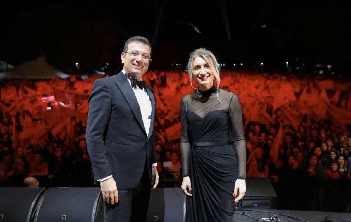 Düşünsenize böyle bi cumhurbaşkanımız ve first lady'miz olduğunu. Kaliteye bak buram buram muassır medeniyetler seviyesi kokuyo

#Ekremİmamoğlu × #Dilekİmamoğlu