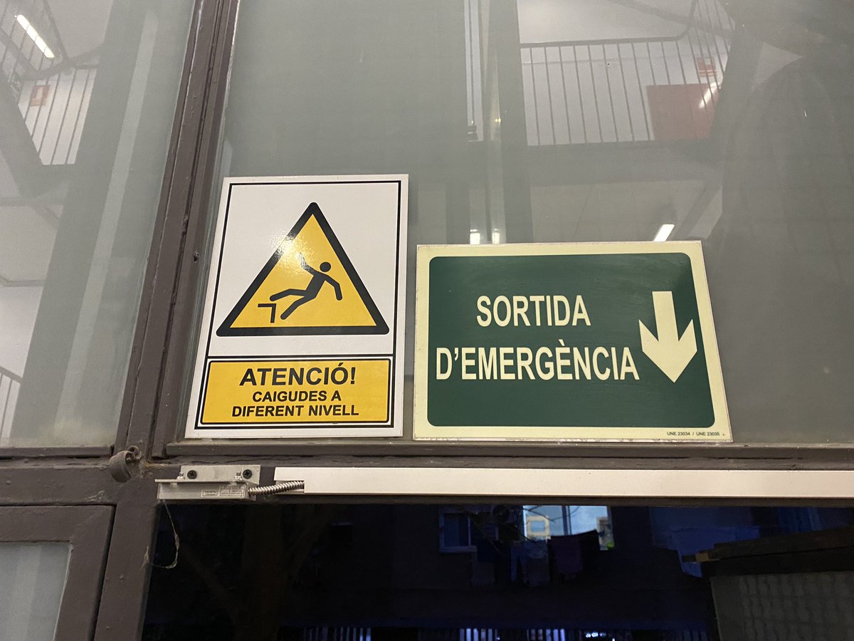 abcostas2's tweet photo. Salidas de emergencias como esta del CC La Casa del Rellotge en el barrio de La Marina ( Bcn) donde te avisan que te puedes caer porque hay un desnivel!!! Y yo me pregunto : ¿por qué no solucionan lo del desnivel con una rampita? @BCN_SantsMont #sharediversitas
#diversidaduoc https://t.co/k1YD584oUn