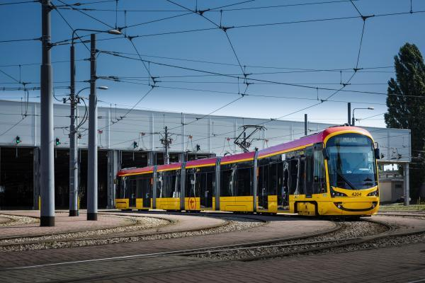 EIB's tweet photo. Top story: our Board of Directors approved €23.6 billion of new financing to support new business, transport, health, education, clean #energy and #ClimateAction investment across Europe and around the world👉 https://t.co/RRFEnBJRl0 https://t.co/TvQBSXwxxM