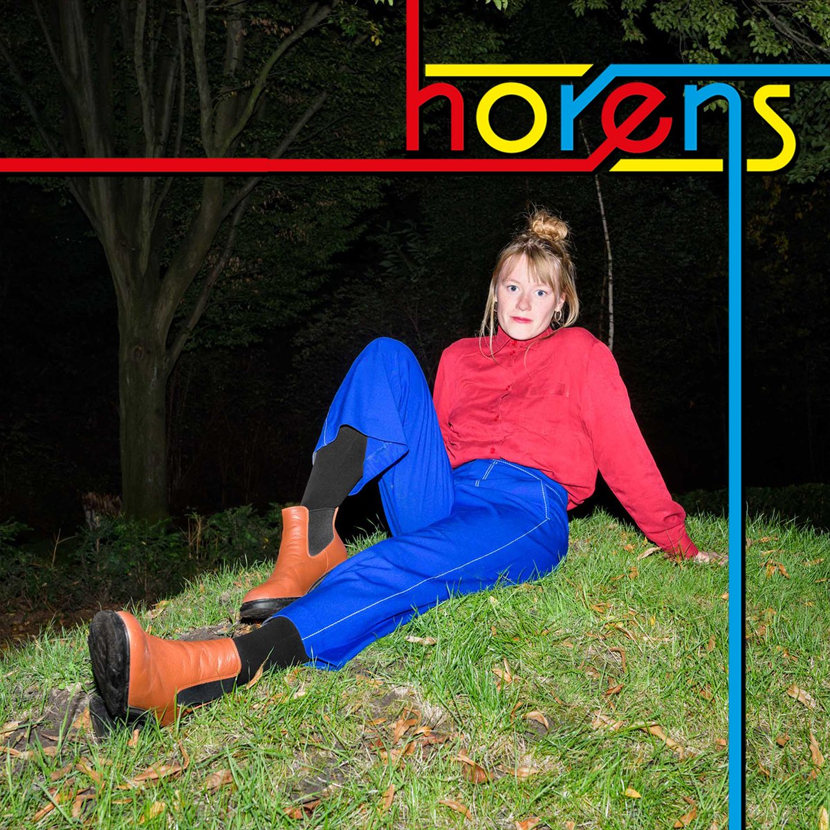 🔴 Wij zijn Horens. Wij maken geluid. En dit is Corinne (1994): schrijver, theater- en audiomaker. Haar debuutroman "Het begin en zijn oneindigheid"is nèt uit. Heeft een tuin met 2 appelboompjes, met nadruk op het verkleinwoord.🟡 horens.audio/#wie