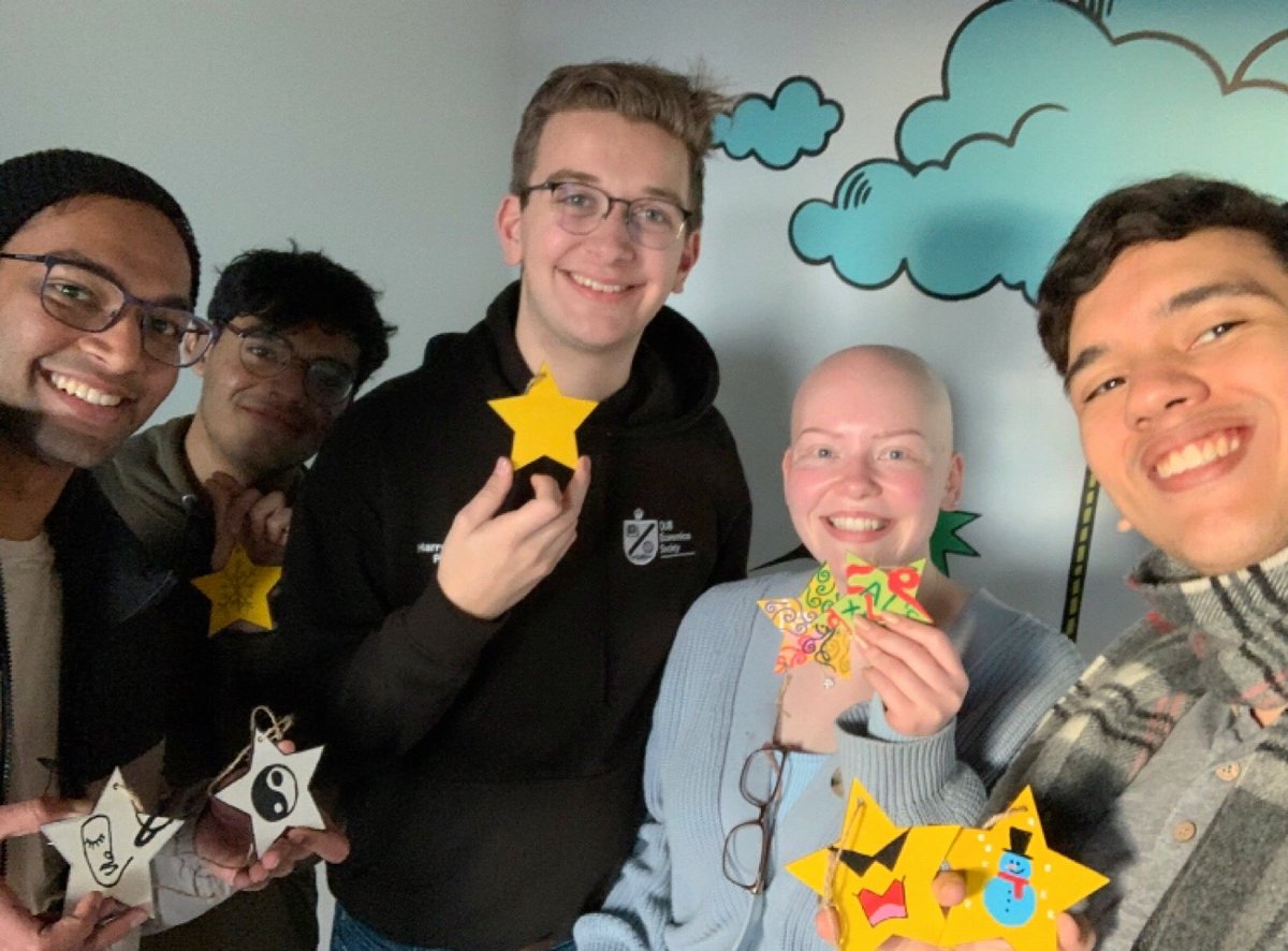 QueensAccomm's tweet photo. All of our students are stars 🤩

RA Jose hosting a make a star event in the Students' Union
#LoveQUB #LiveatQueens #QUBResLife https://t.co/0dy8pj3avK