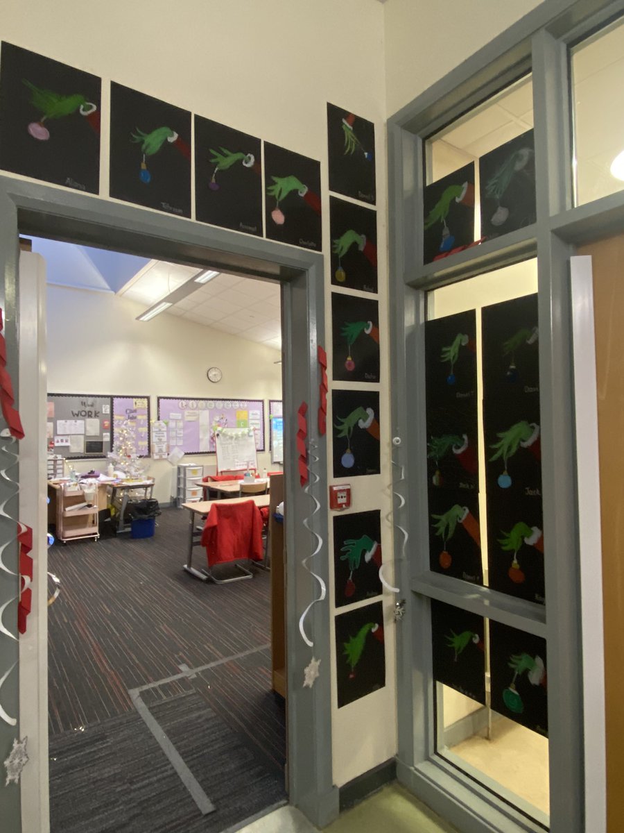 missmacrae__'s tweet photo. Grinch pinch Christmas Art with p6/5 today. So impressed with how these turned out and they make a fabulous display outside our door 🎄☺️ https://t.co/q3fCi3cB6x