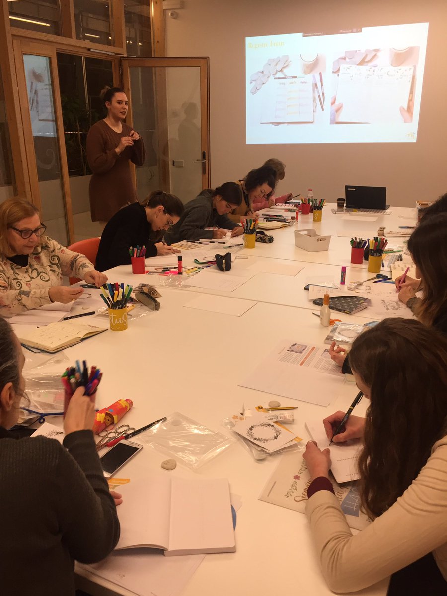 VilaUrania's tweet photo. #Aramateix... ‘Bullet Journal’, amb la Laia Volo de @maduiixa 
#NadalCraft #tallers #centrescívicsBCN https://t.co/HeuG90V1Xq