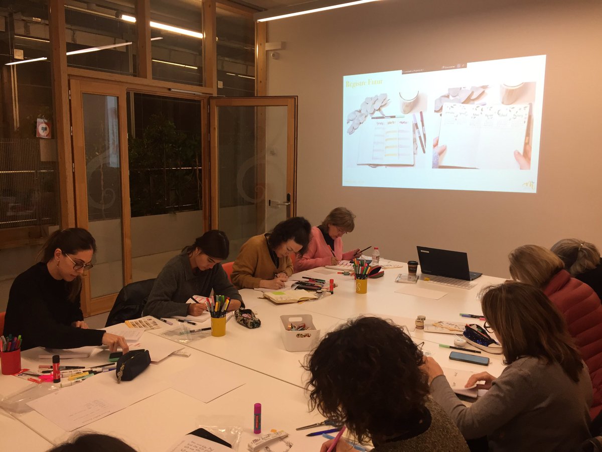 Vil·la Urània (@vilaurania) on Twitter photo #Aramateix... ‘Bullet Journal’, amb la Laia Volo de <a href="/maduiixa/">Maduiixa ✨</a>
#NadalCraft #tallers #centrescívicsBCN #Aramateix... ‘Bullet Journal’, amb la Laia Volo de <a href="/maduiixa/">Maduiixa ✨</a>
#NadalCraft #tallers #centrescívicsBCN