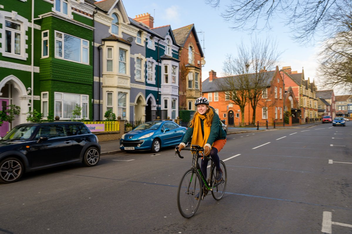 Did you know 1/4 of car and van journeys in England are under 2 miles? Some short journeys do need to be made by car, but many could be easily walked or cycled instead. Switching to #ActiveTravel where we can is better for our health, the environment and can save money too✅