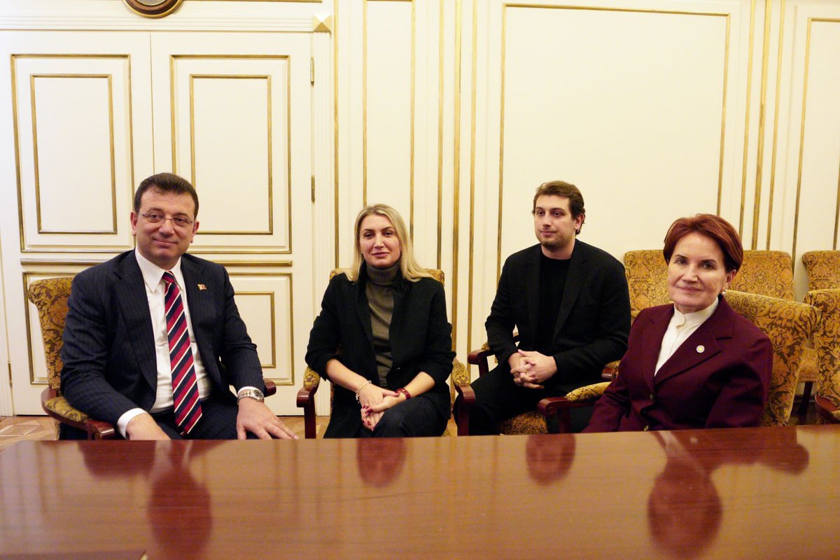 “Benim hala gençliğim var, gençliğim. Hala umudumuz yüksek. Benim gibi, milyonlarca ceketini çıkarıp, kollarını sıvayacak Türk milleti var. Adalete susamış, Türk milleti var.” <a href="/ekrem_imamoglu/">Ekrem İmamoğlu</a>